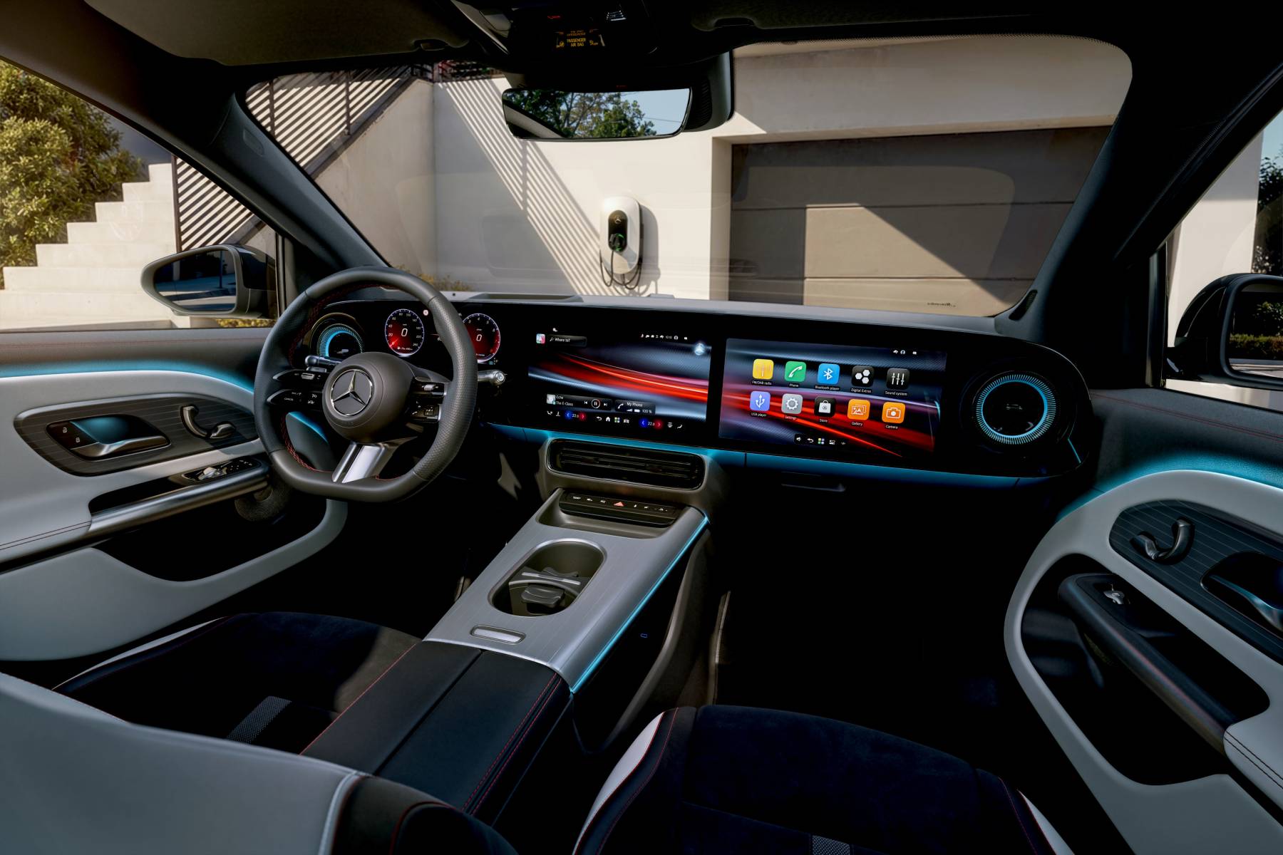 Planche de bord du nouveau Mercedes-Benz GLA électrique avec le grand écran MBUX Superscreen traversant le tableau de bord