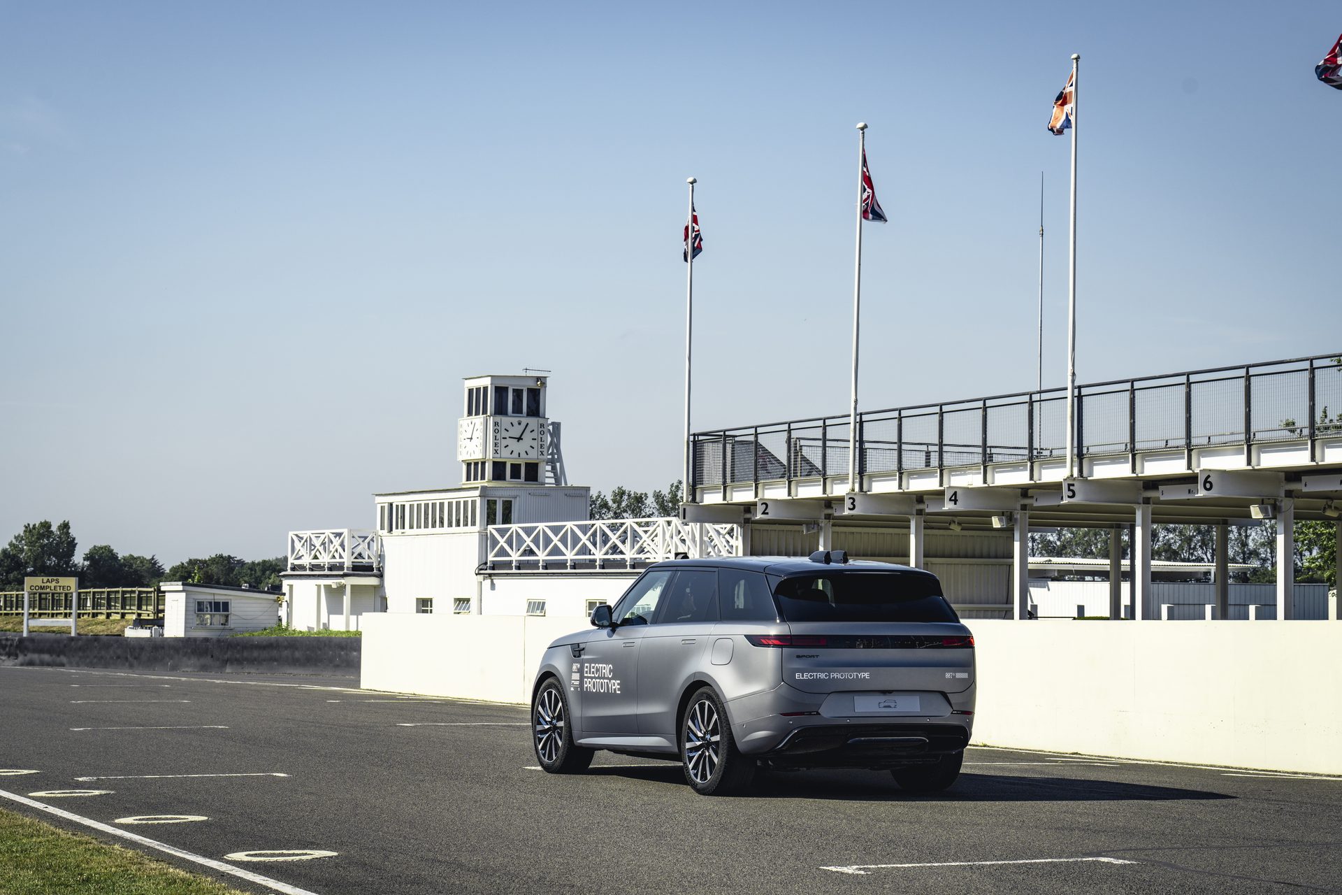 Range Rover Sport Electric de profil, jantes de grand diamètre, présenté sur le circuit de Goodwood 2026