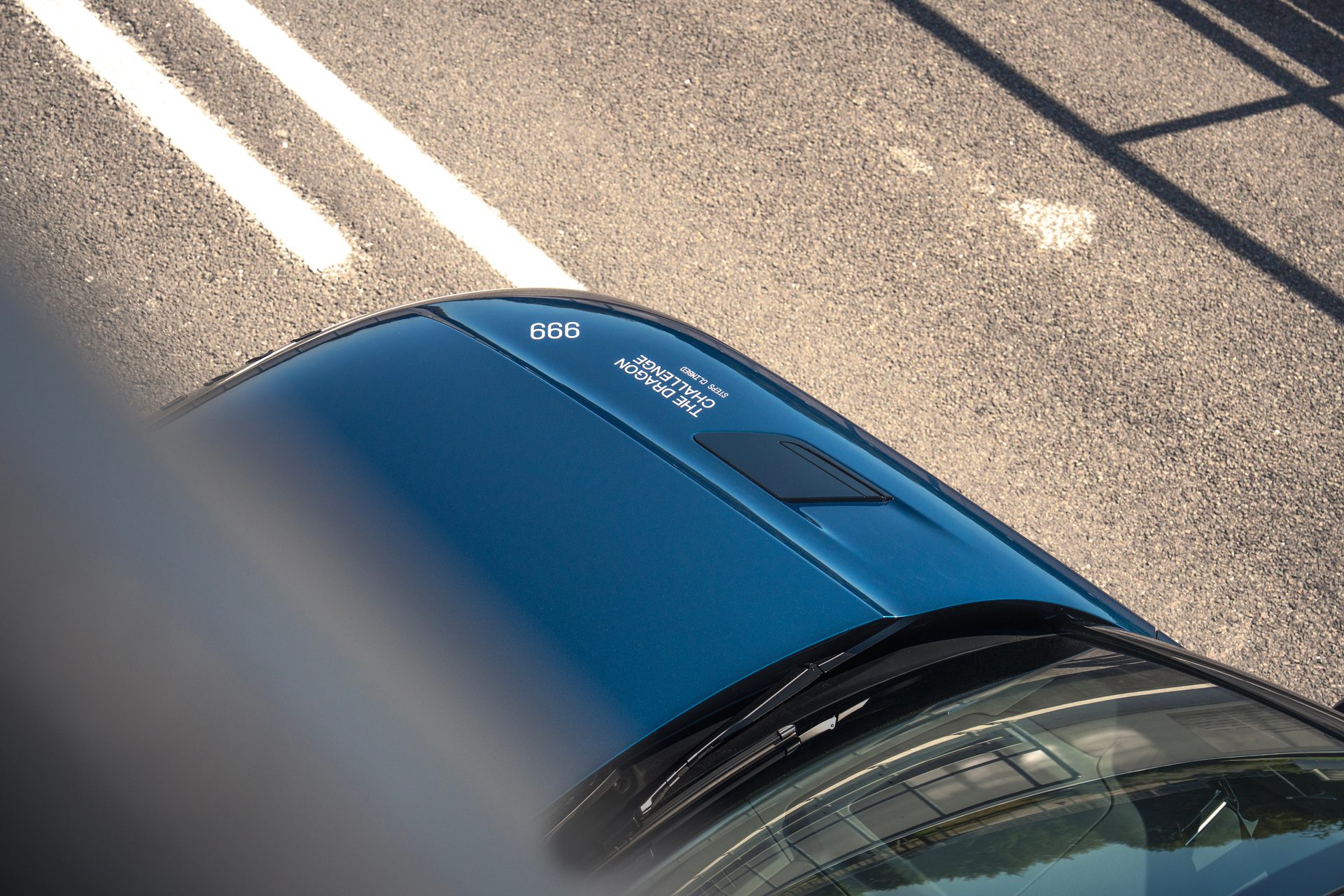 Range Rover Sport Electric vu de trois-quarts arrière, signature lumineuse et hayon caractéristiques de la gamme Sport