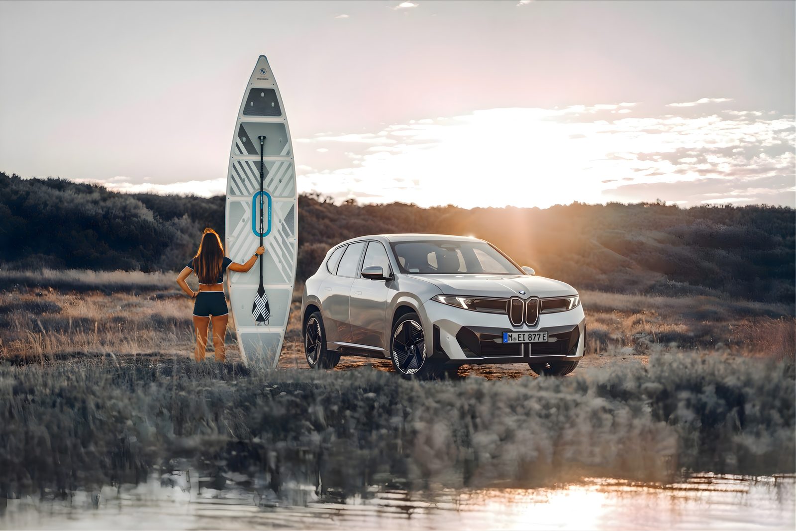 BMW iX3 photographiée sur route lors d'un trajet de vacances