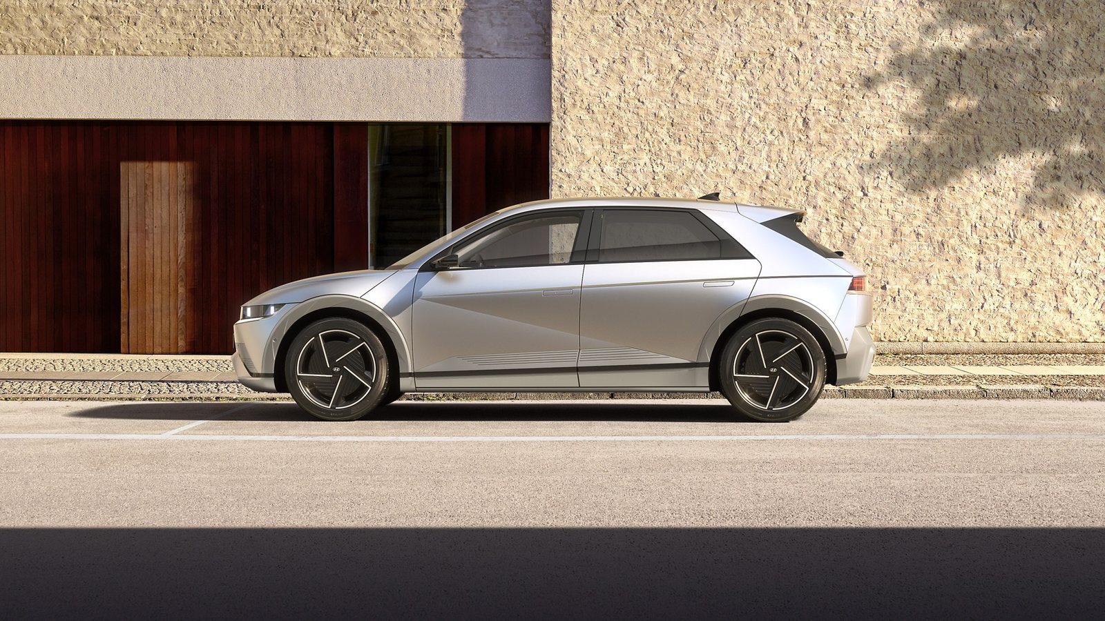 Hyundai IONIQ 5 de couleur or mat vue de trois quarts avant, véhicule électrique à l'arrêt