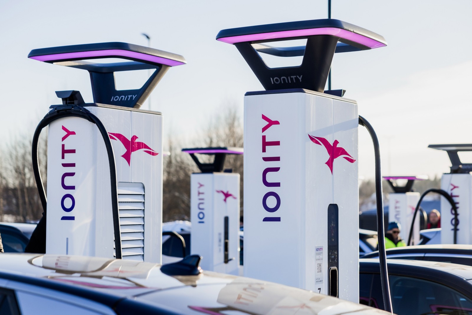 Bornes de recharge rapide installées en plein air, exposées aux intempéries, sur une aire de recharge européenne