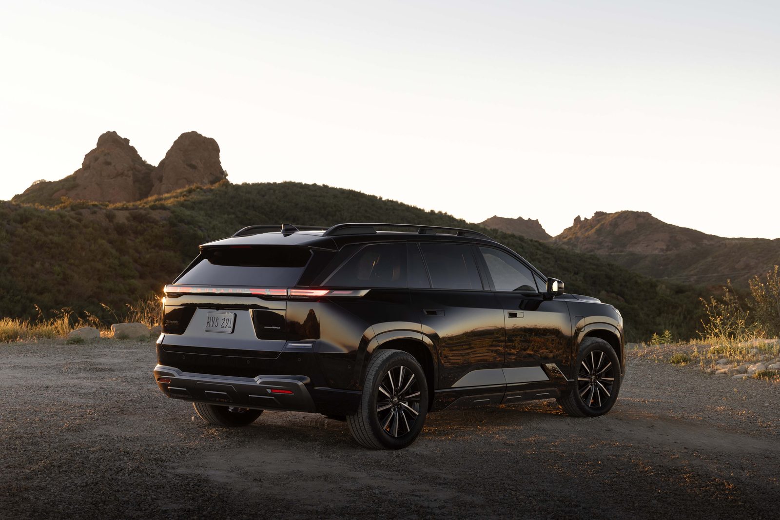 Vue trois quarts arrière du Subaru Getaway électrique noir montrant le bandeau lumineux et la troisième rangée