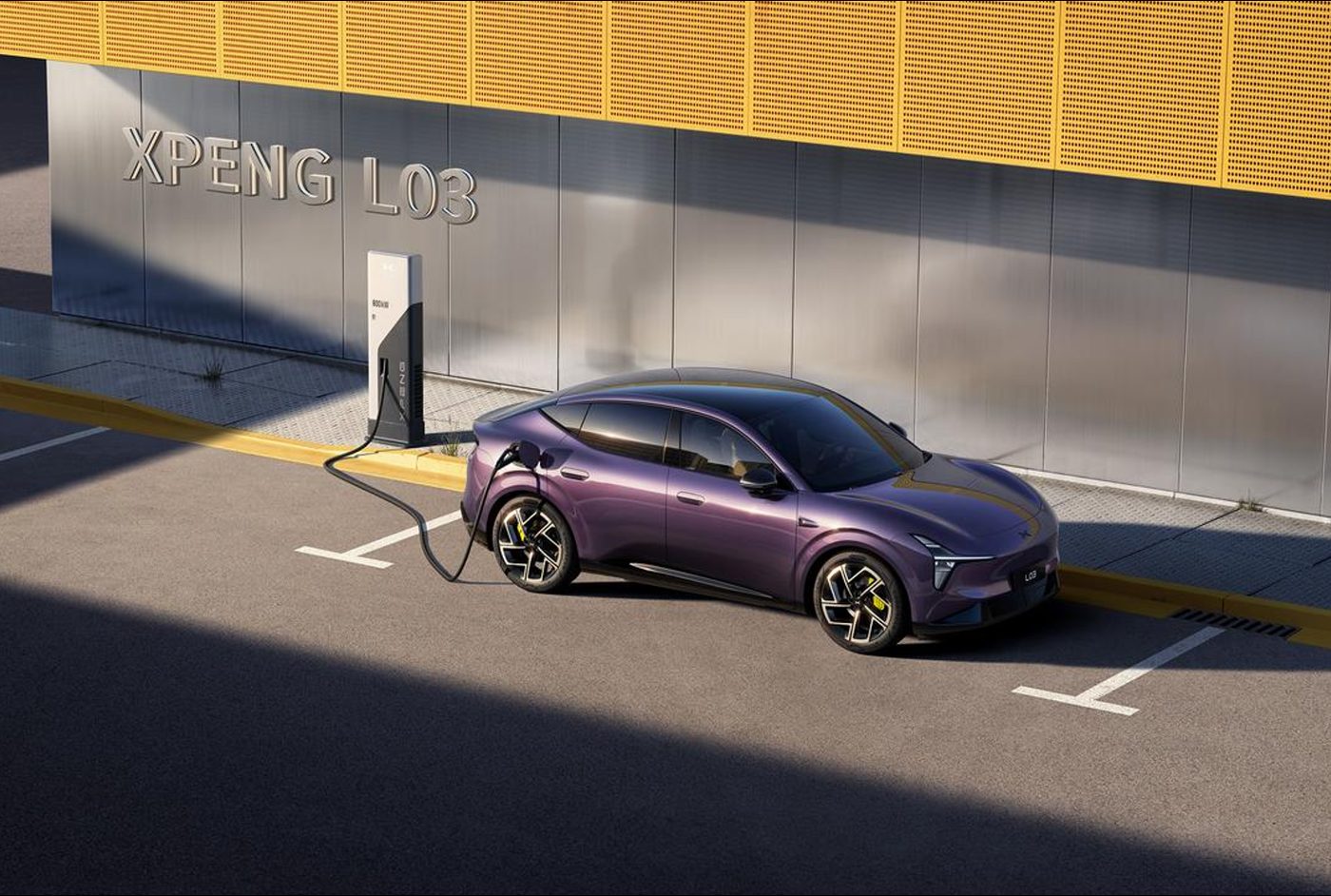 XPENG L03 branché à une borne de recharge rapide