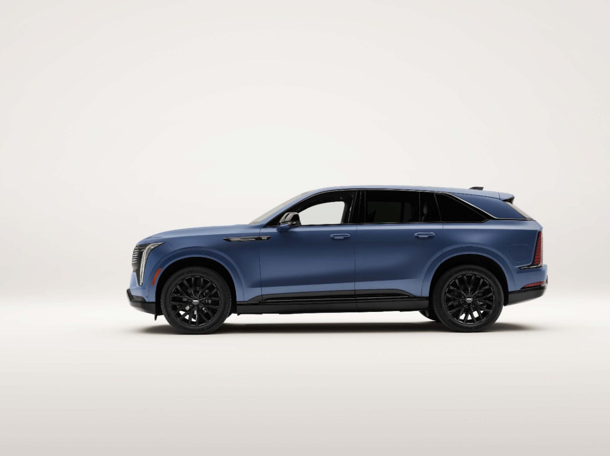 Profil du Cadillac Escalade IQ Curated 2027 dans une teinte bleue mate en studio