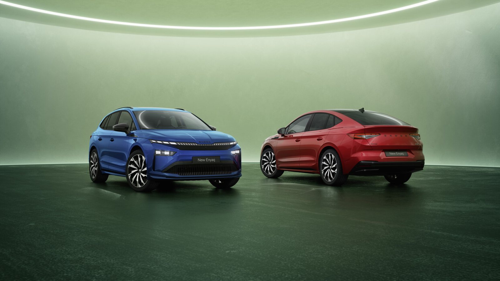 Deux Škoda Enyaq électriques, bleue et rouge, présentées en studio