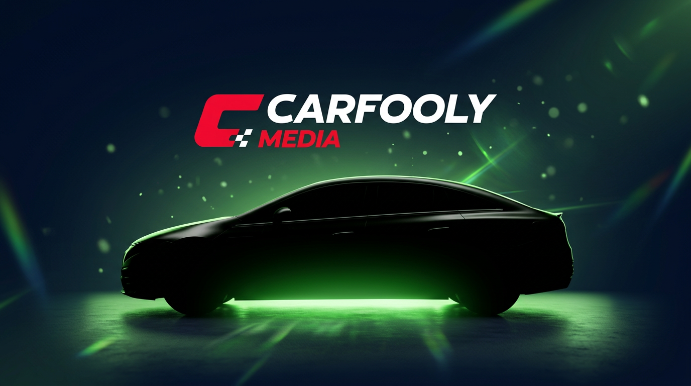 Logo Carfooly Media sur fond cinématographique vert avec silhouette de voiture électrique