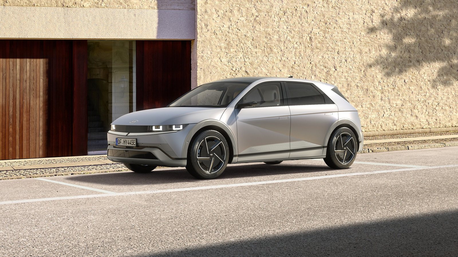 Hyundai IONIQ 5 or mat vue de trois quarts avant, illustrant un véhicule électrique immobilisé