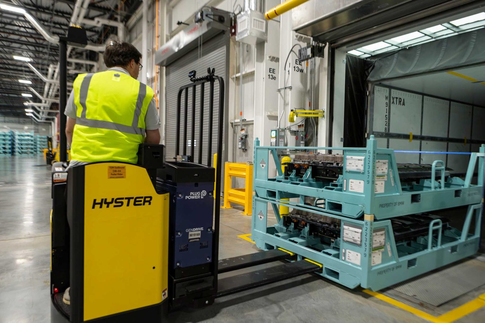Chariot élévateur à hydrogène chargeant un rack de batteries haute tension dans une remorque à Woodruff