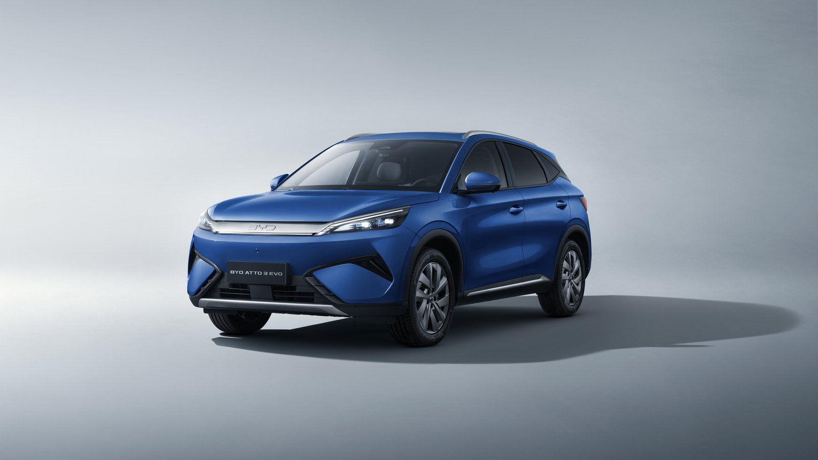 SUV électrique BYD Atto 3 EVO de couleur bleue photographié en studio, de trois quarts avant