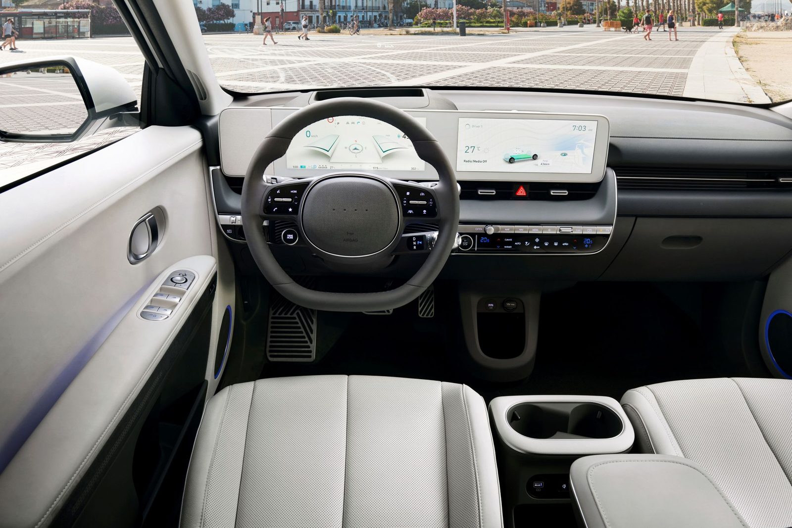 Poste de conduite d'un Hyundai IONIQ 5 avec ses deux écrans et ses commandes de climatisation