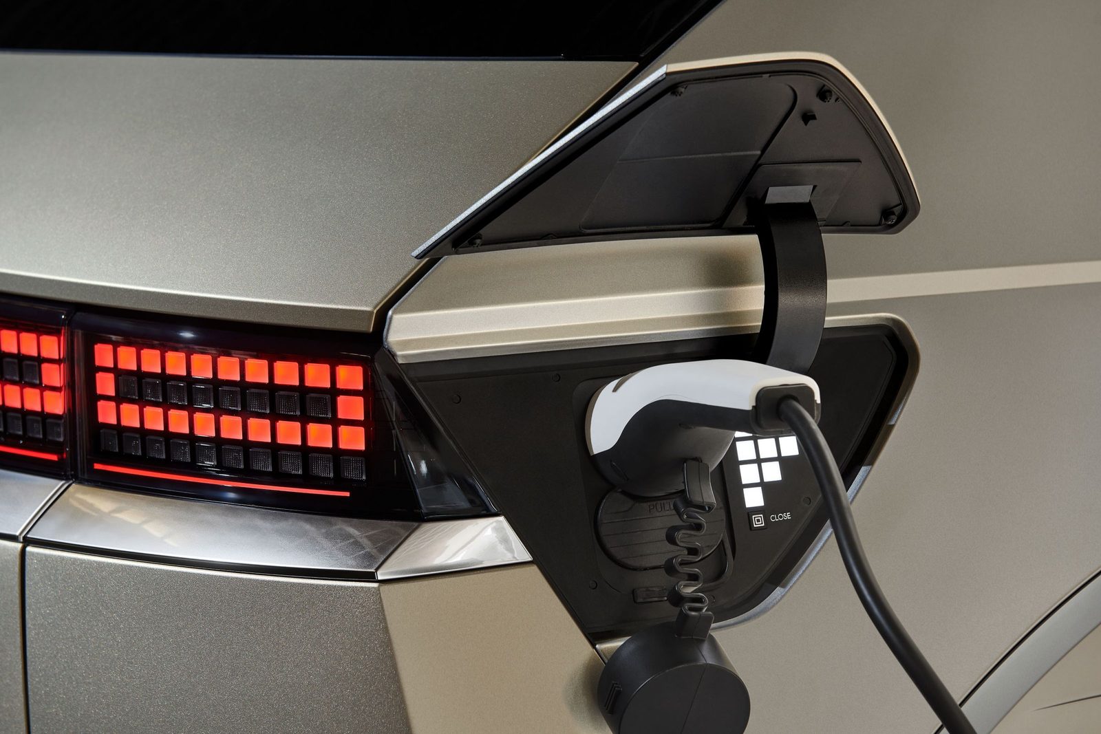 Connecteur de recharge rapide branché sur la trappe de charge arrière d'un Hyundai IONIQ 5 gris