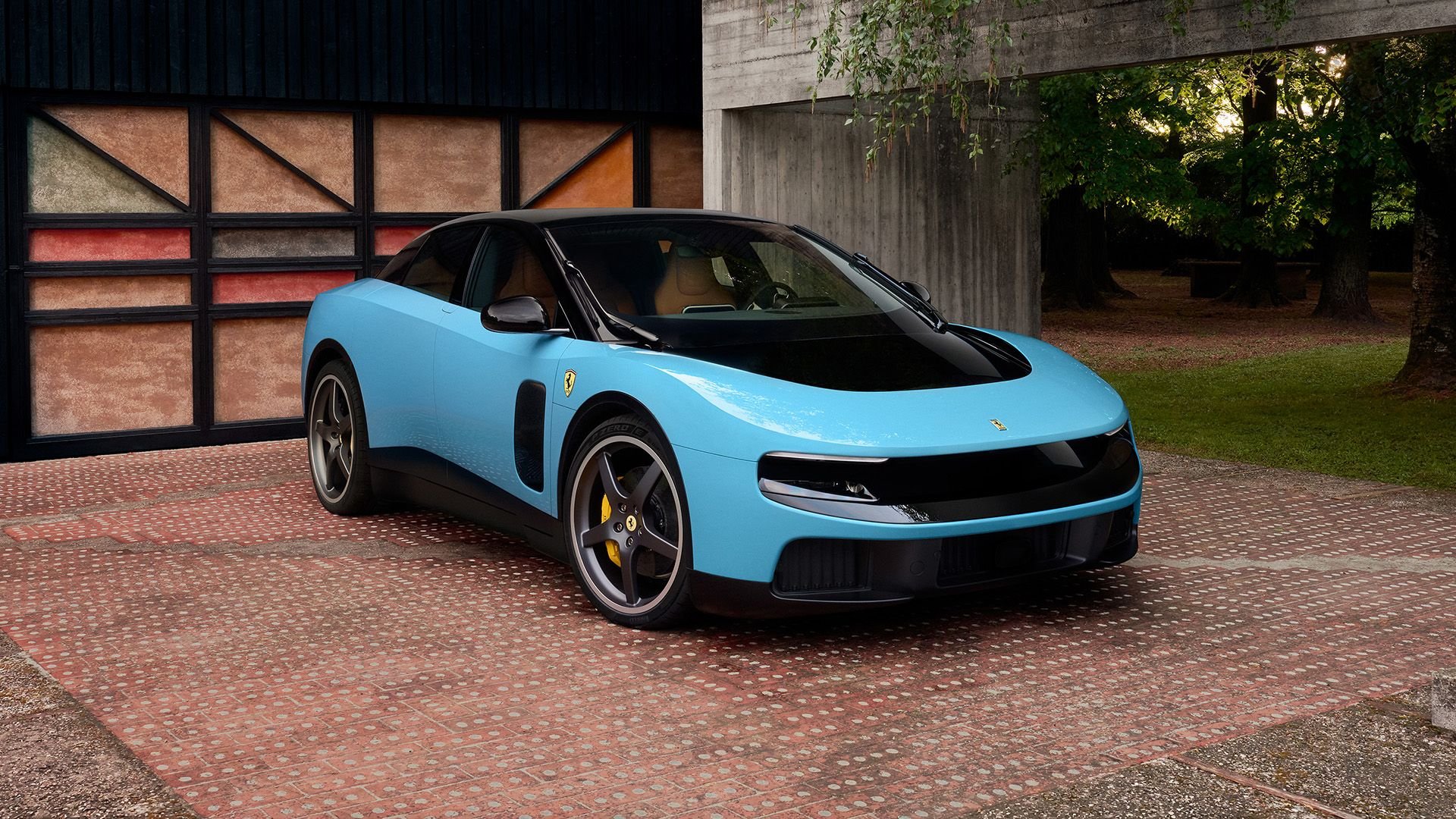Ferrari Luce bleu clair vue de trois quarts avant devant un bâtiment contemporain