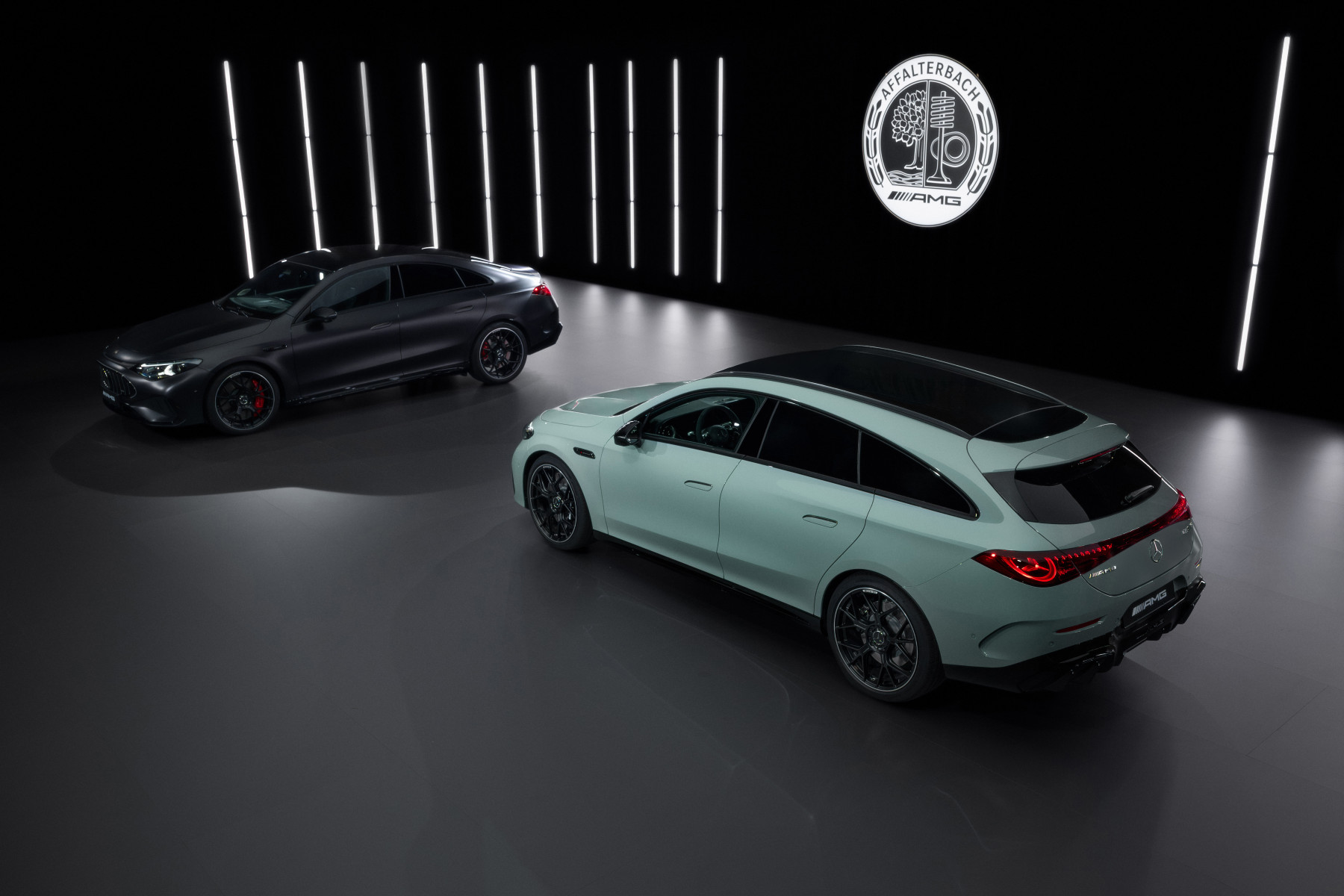 Mercedes-AMG CLA 45 4MATIC+ électrique berline et Shooting Brake côte à côte sur circuit