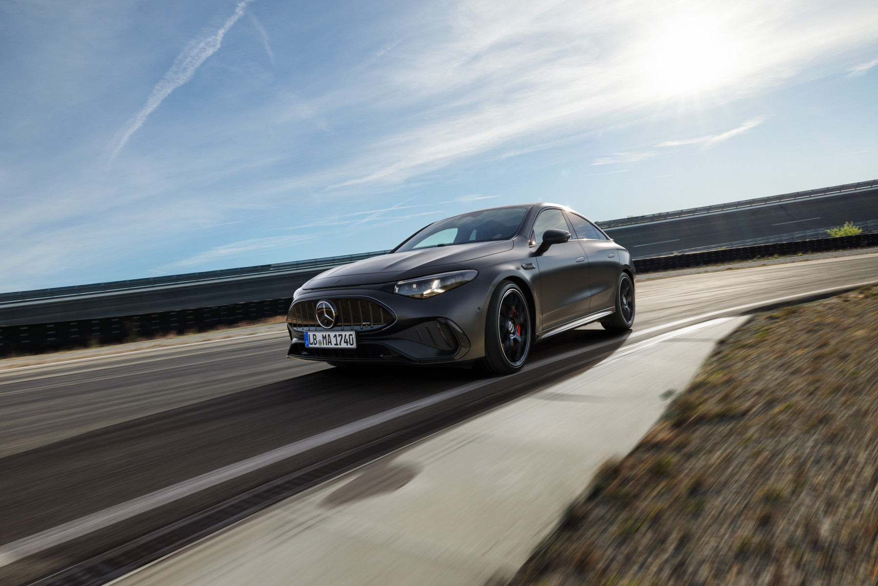 Mercedes-AMG CLA 45 4MATIC+ 100 % électrique grise en roulage sur circuit, vue de trois quarts avant