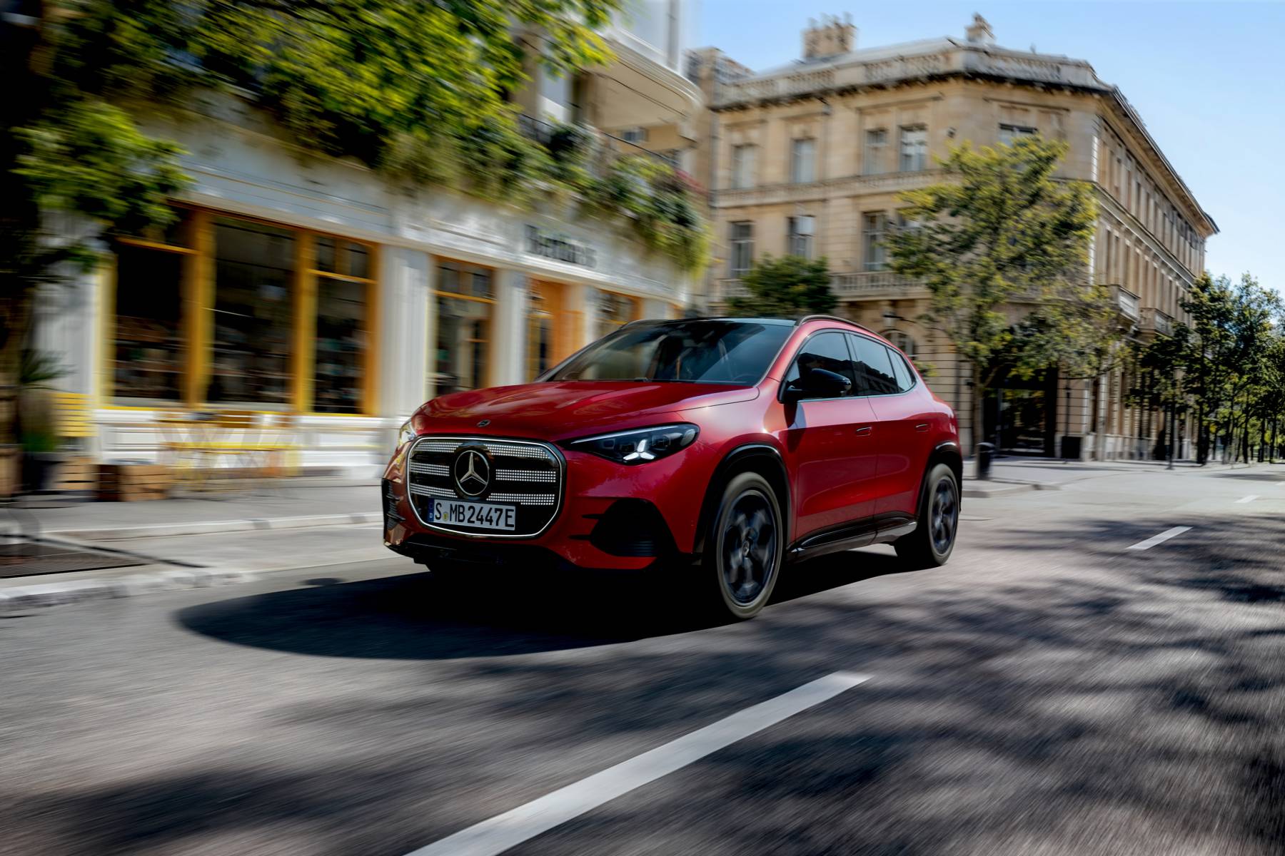 Nouveau Mercedes-Benz GLA électrique rouge photographié de trois quarts avant en ville lors de sa présentation officielle