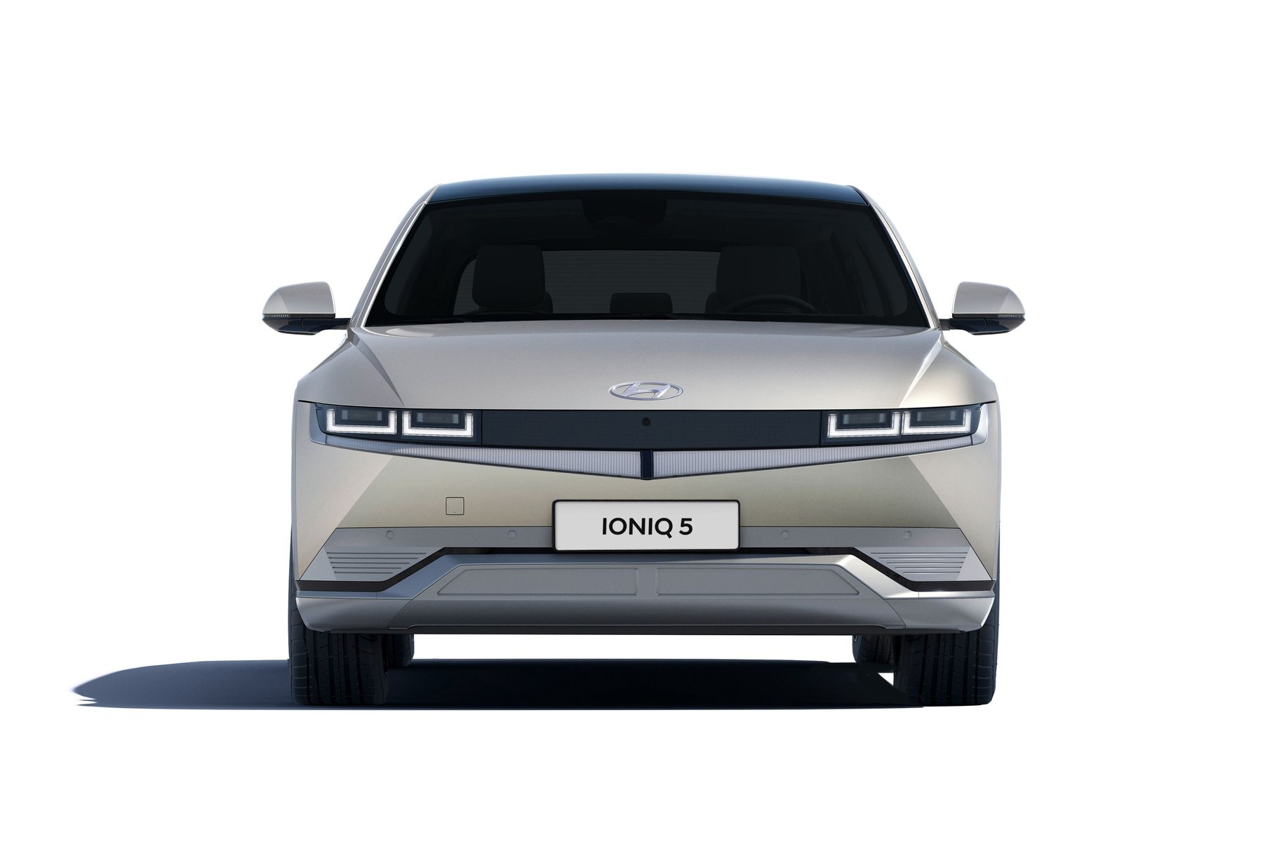 Hyundai IONIQ 5 vue de face en studio, train avant et roues directrices bien visibles