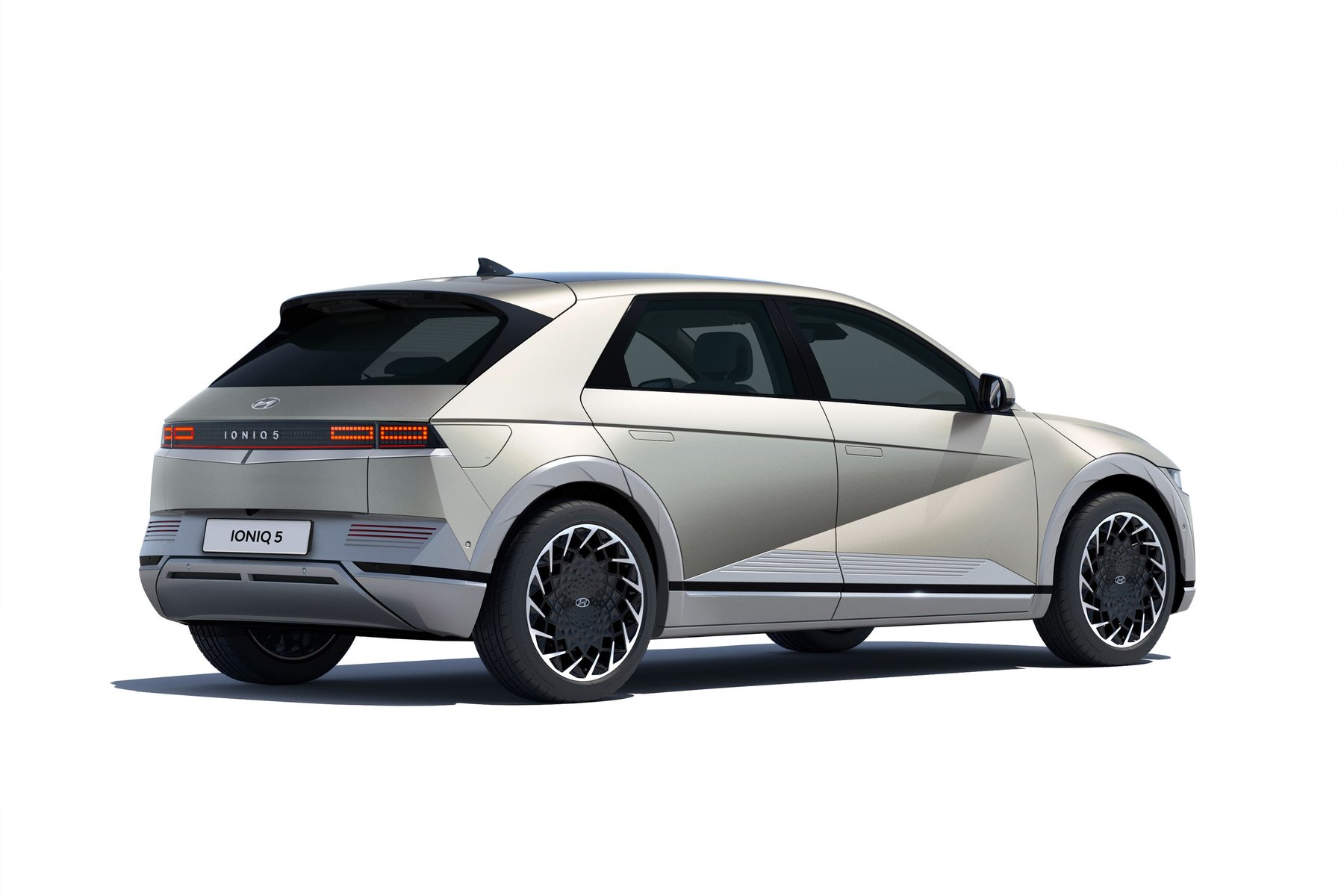 Hyundai IONIQ 5 vue de trois quarts arrière, roues et passages de roues visibles, sur fond de studio clair