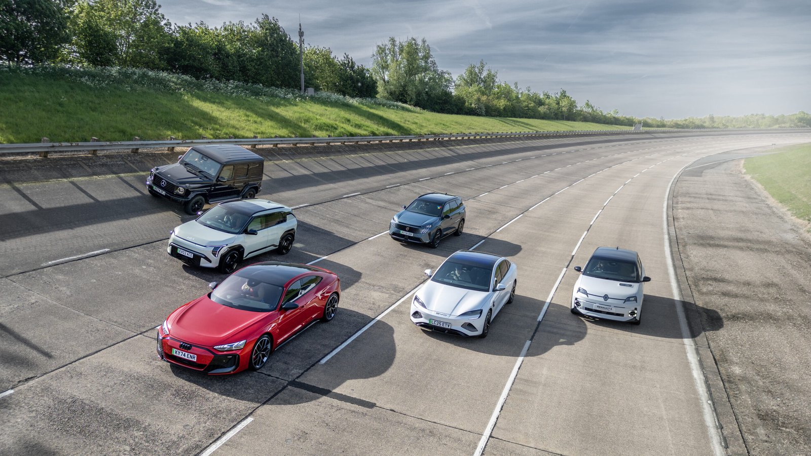 Six voitures électriques immatriculées au Royaume-Uni alignées sur l'anneau de vitesse lors du SMMT Test Day 2025