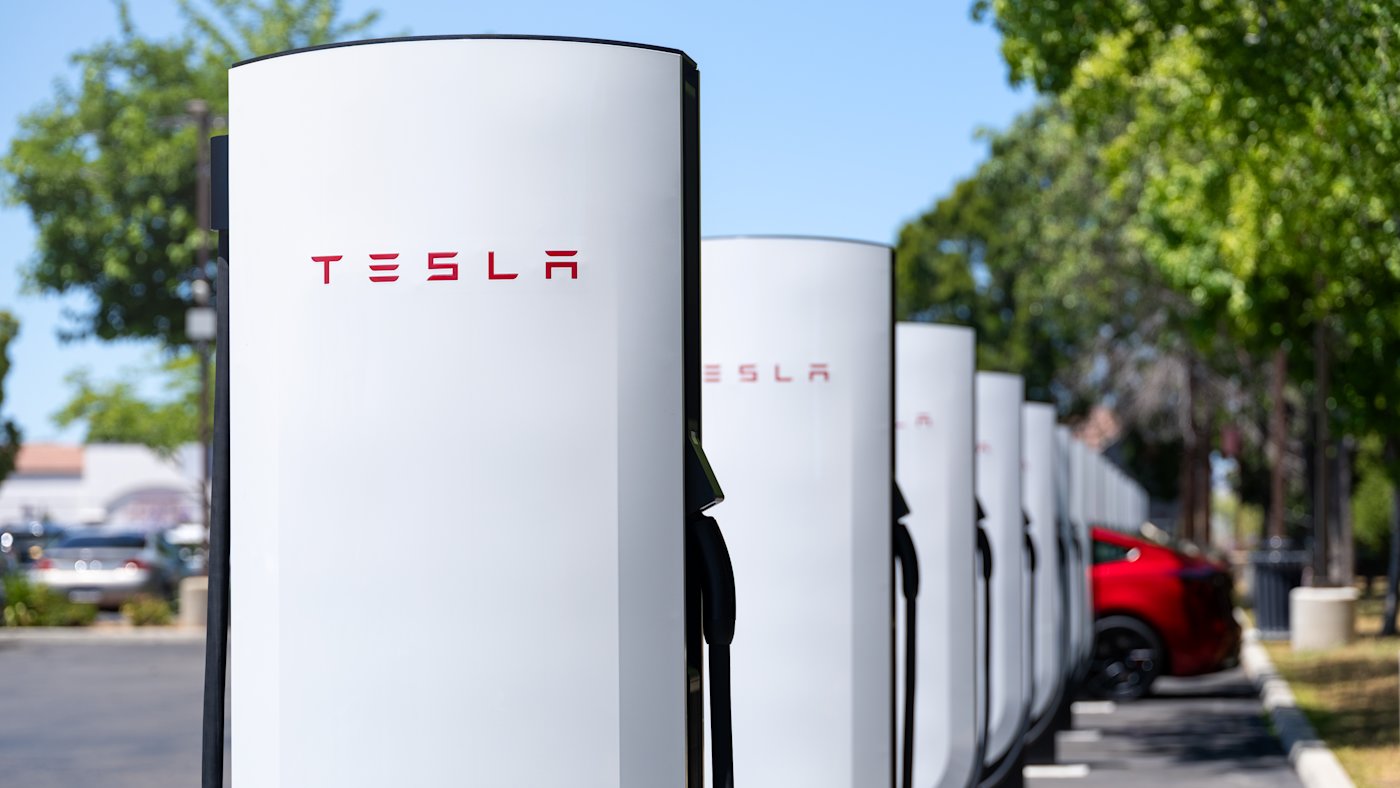 V4 Superchargeur Tesla vu en station, câble de recharge suspendu à la borne