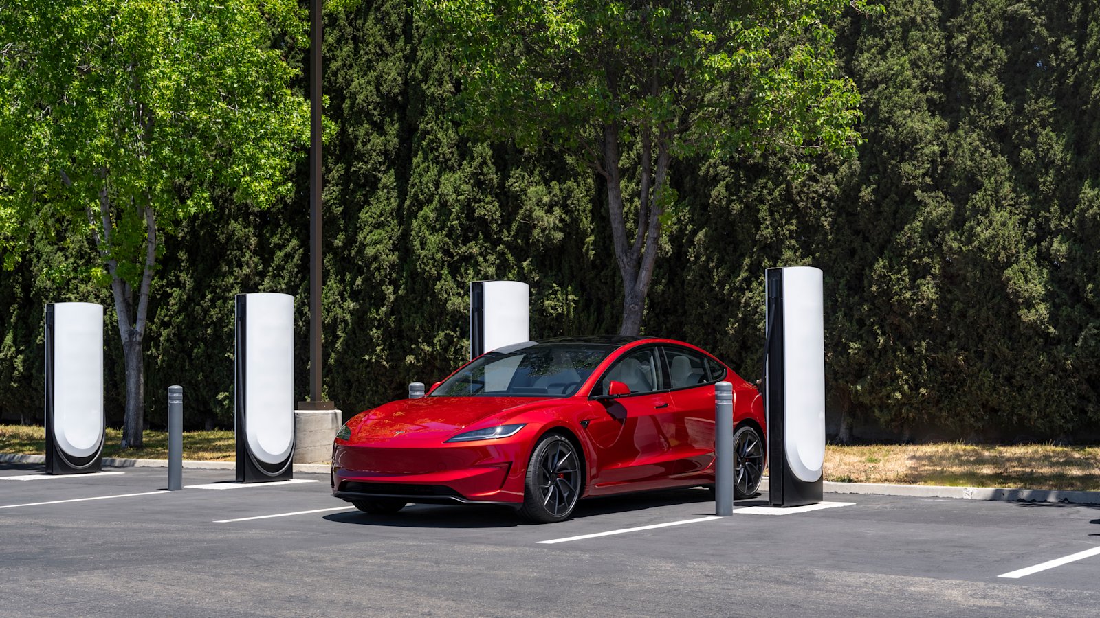 Superchargeurs Tesla V4 alignés dans une station de recharge rapide en Europe