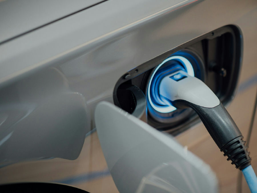 Borne de recharge rapide moderne en utilisation