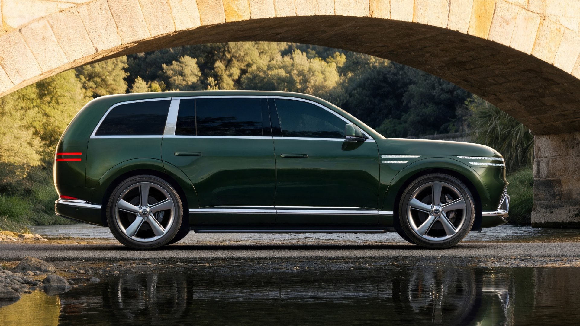Genesis GV90 vert de trois quarts avant, SUV électrique amiral présenté à San Francisco
