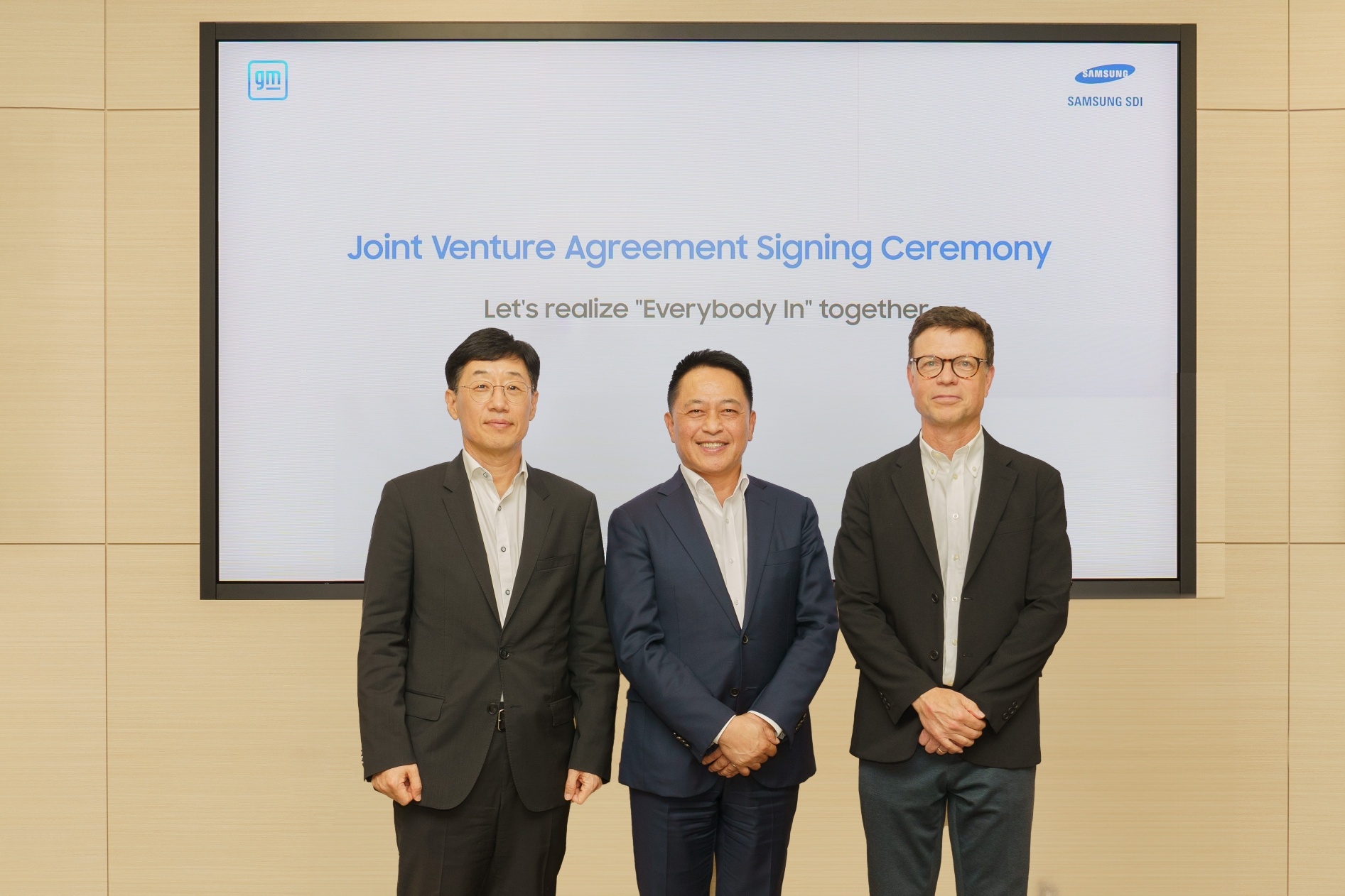 Le président de Samsung SDI et un dirigeant de General Motors lors de la signature de leur coentreprise de batteries