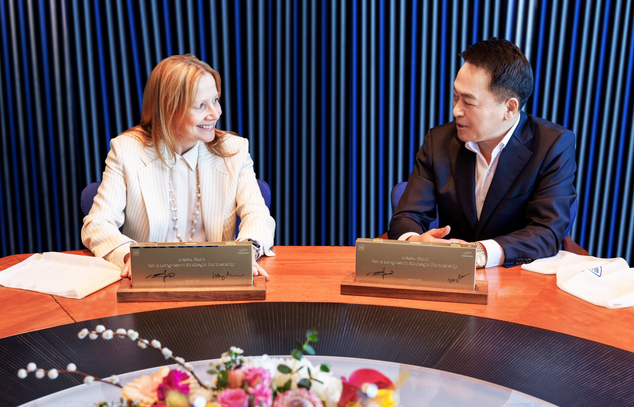 La dirigeante de General Motors Mary Barra échange avec le président de Samsung SDI après la signature de leur accord de batteries