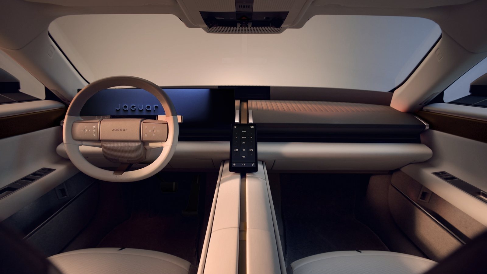 Intérieur de série de la Jaguar Type 01 vu depuis l'arrière, avec sa structure centrale longitudinale et son volant à deux branches
