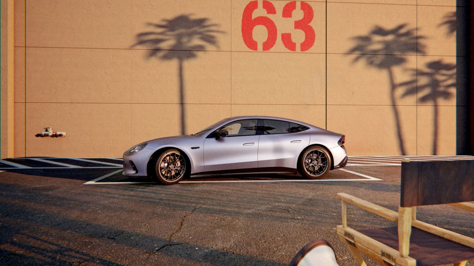 Mercedes-AMG GT 53 4 portes Coupé électrique gris mat vue de profil, à l'arrêt devant un mur de studio californien