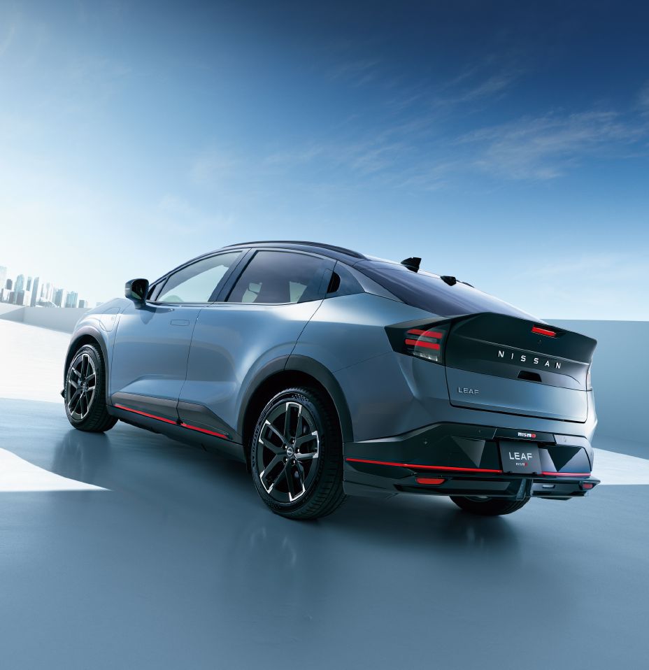 Vue arrière trois-quarts de la Nissan Leaf NISMO gris Stealth roulant vers la droite, toit noir et accents rouges NISMO