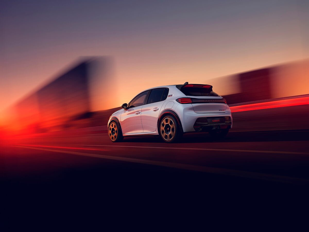 Peugeot E-208 GTi vue trois-quarts arrière montrant le diffuseur et les voies élargies
