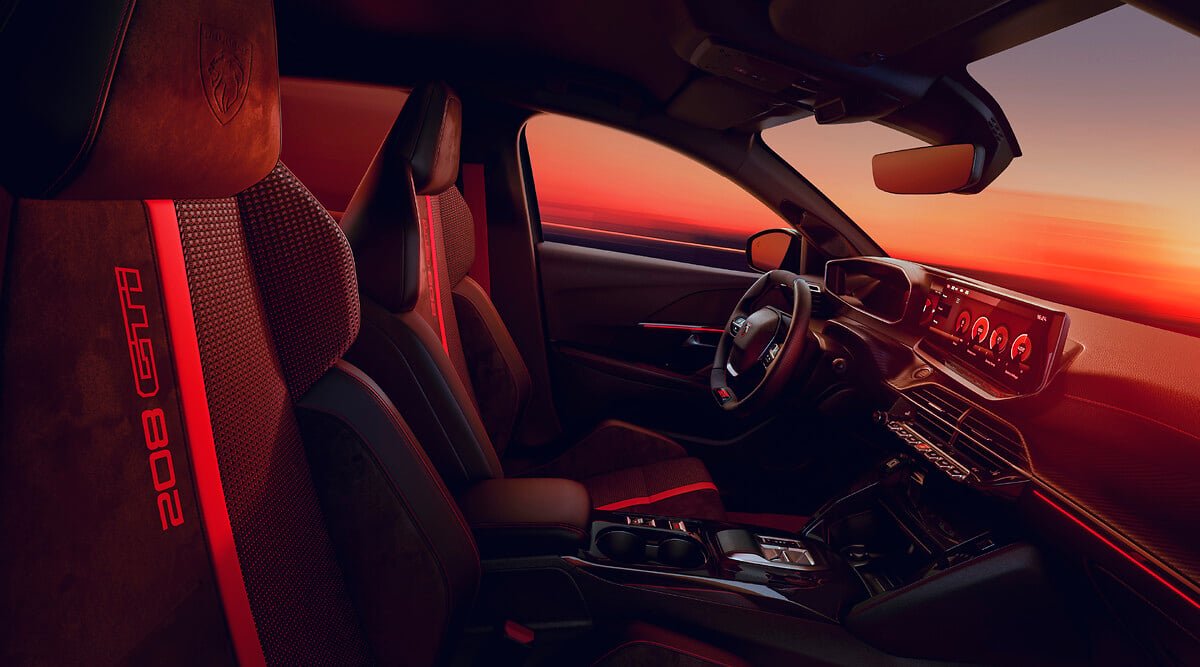 Habitacle de la Peugeot E-208 GTi avec sièges avant rouges et volant compact i-Cockpit