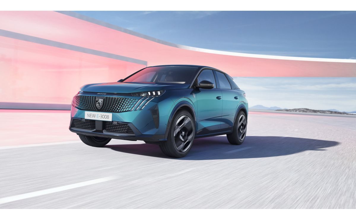 Peugeot E-3008 électrique bleu vu de trois-quarts avant