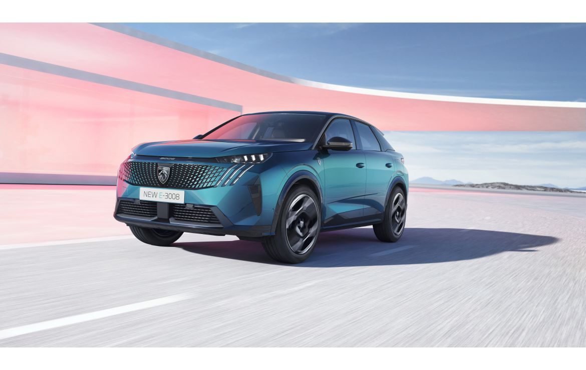 Peugeot E-5008 Long Range électrique clair vu de trois-quarts arrière