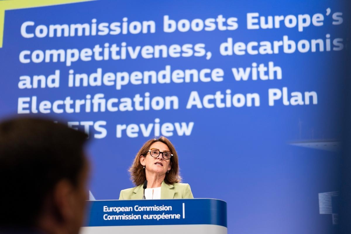Teresa Ribera, vice-présidente exécutive de la Commission européenne, présente le plan d'électrification le 17 juillet 2026
