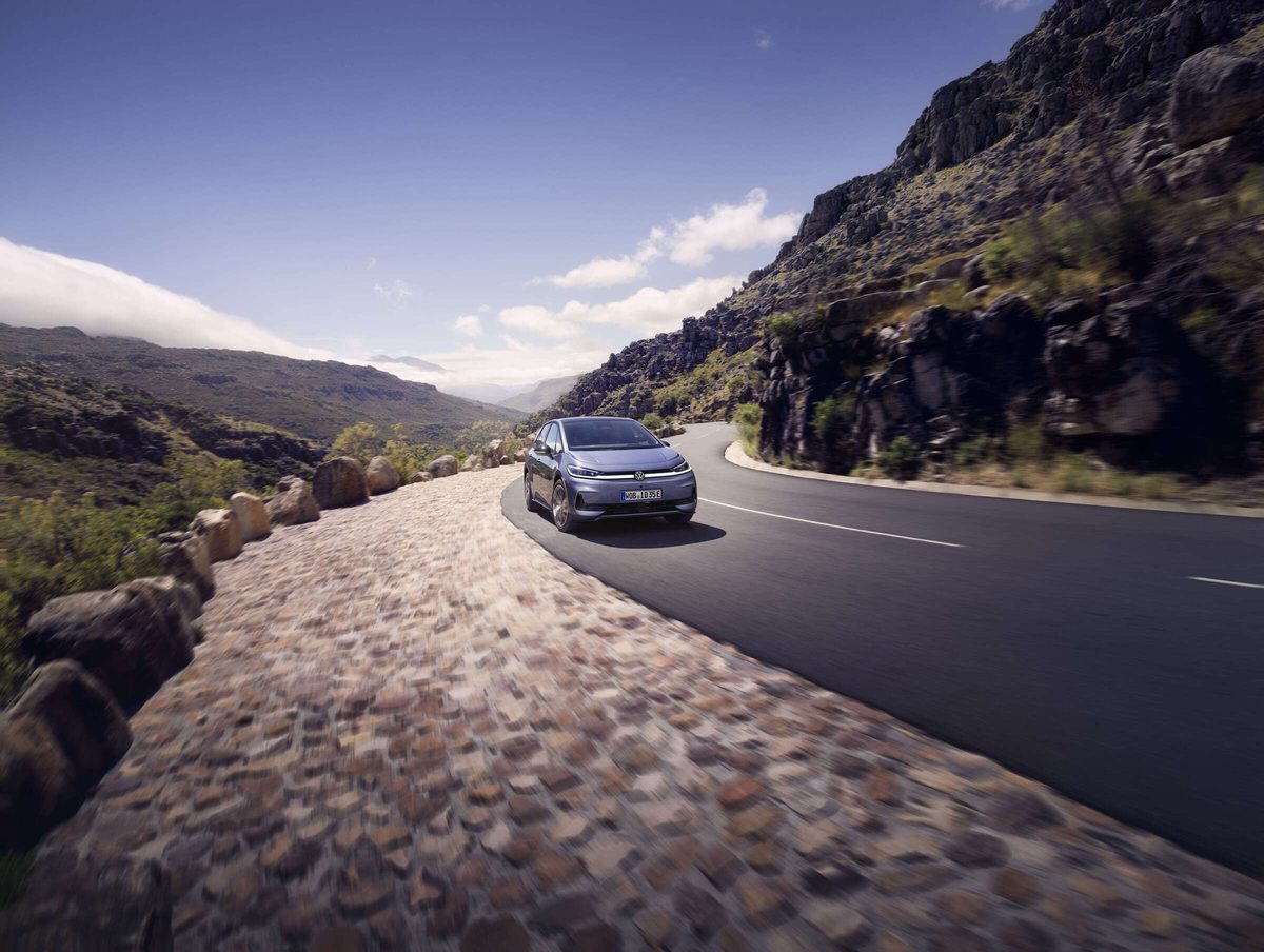 Volkswagen ID.3 Neo bleue roulant sur une route de montagne sinueuse