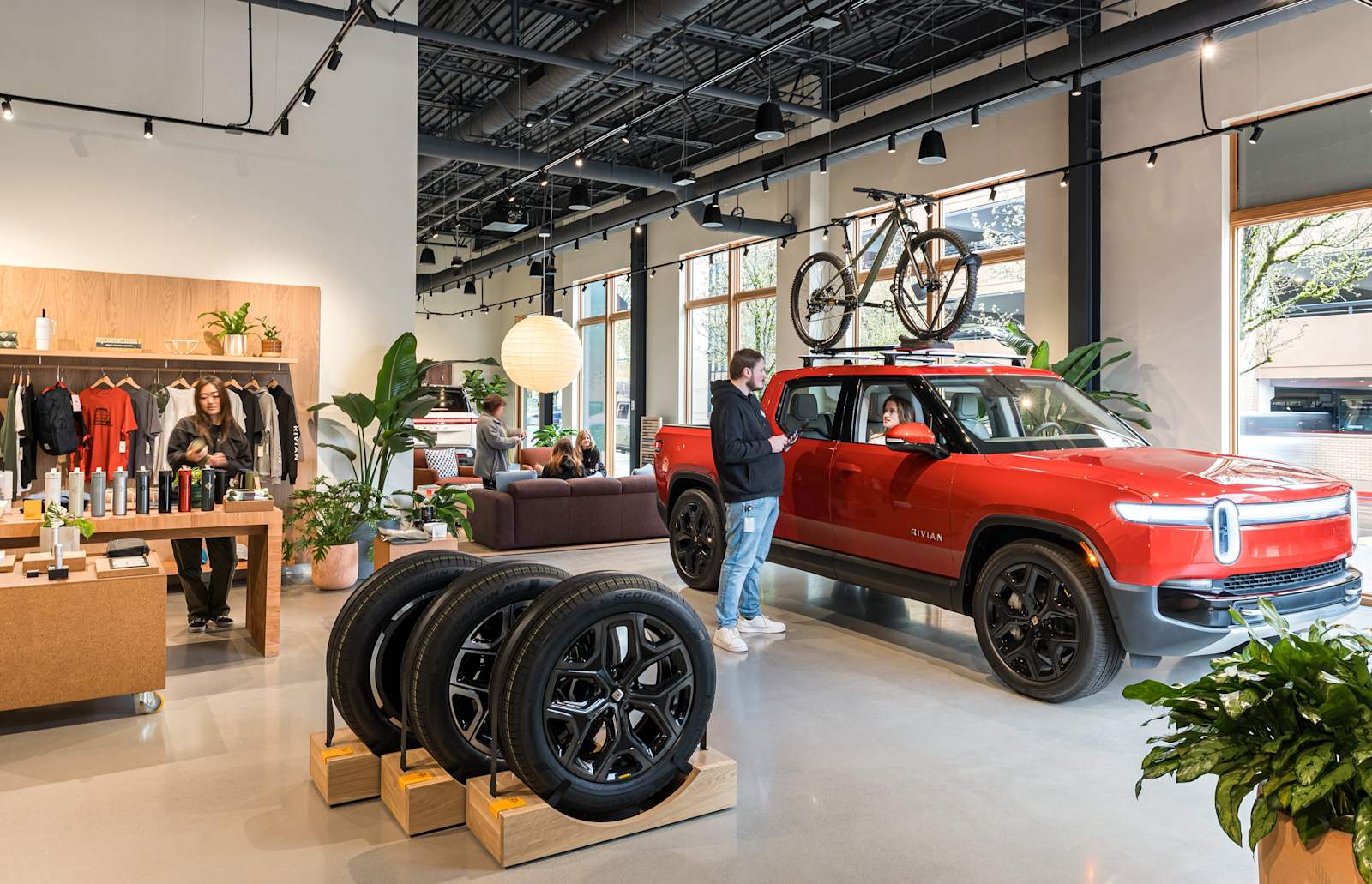 Intérieur d'un Rivian Space avec un pick-up électrique exposé