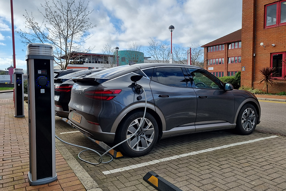 Voiture électrique en circulation sur une route britannique, illustration de la consultation sur le ZEV Mandate