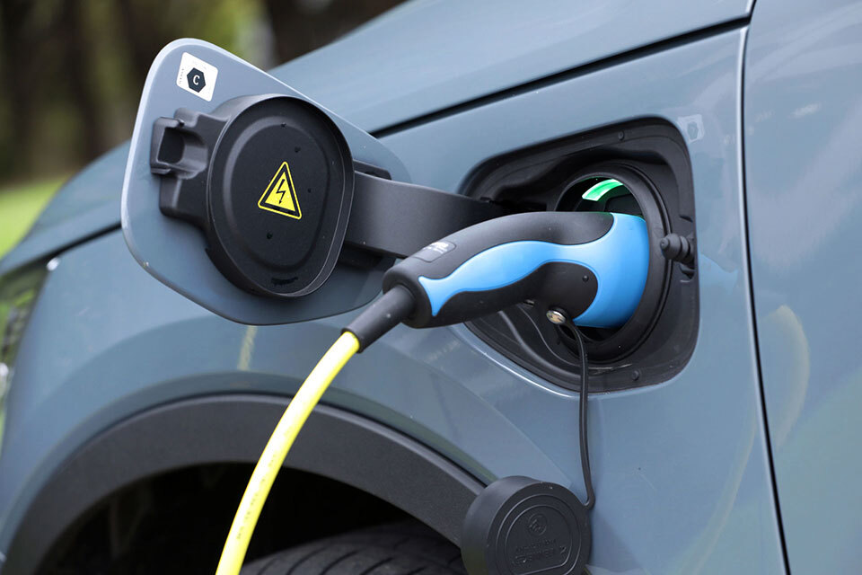 Prise de recharge pour véhicule électrique, symbole du déploiement des infrastructures au Royaume-Uni