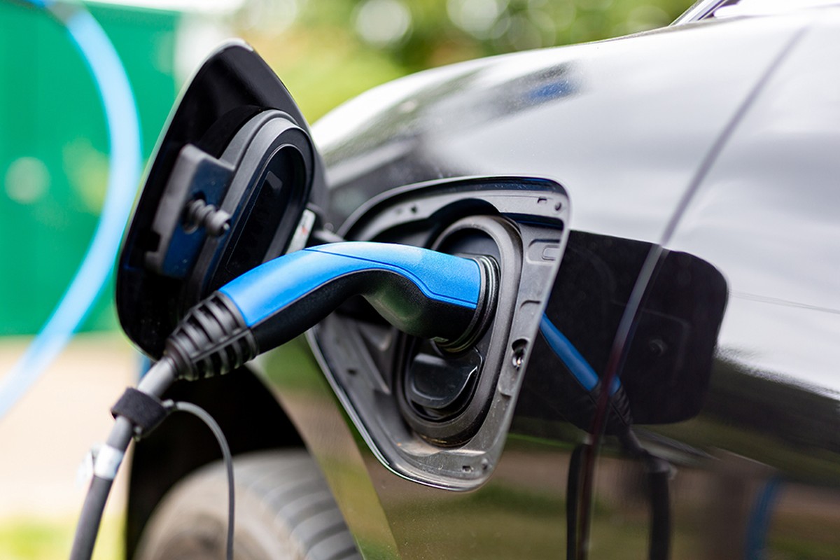 Borne de recharge pour véhicule électrique au Royaume-Uni, illustrant la consultation sur le ZEV Mandate