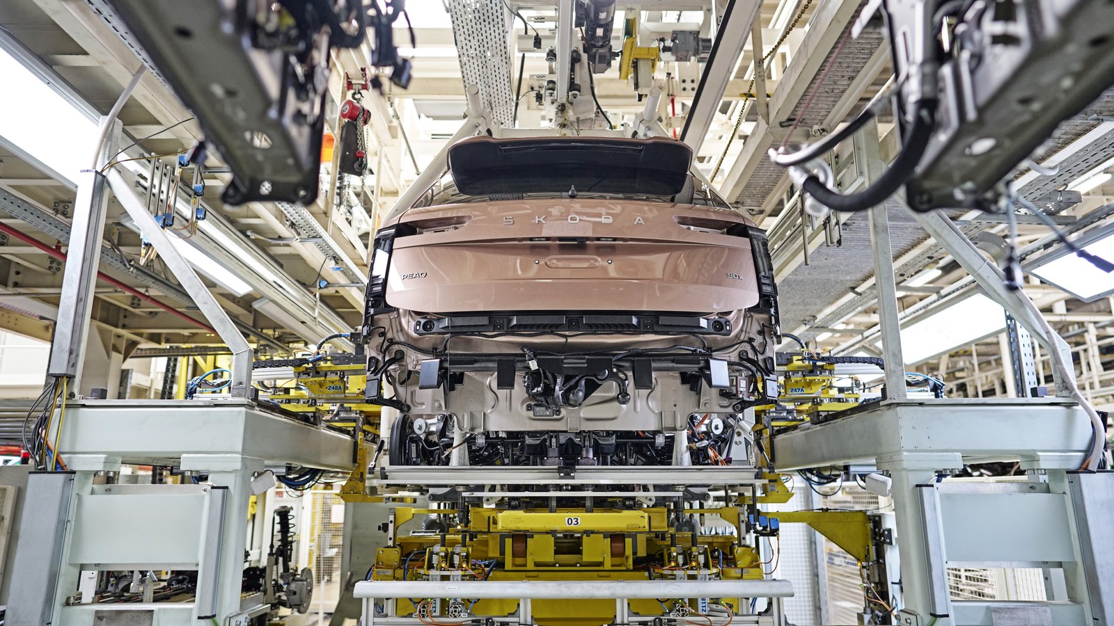 Caisse arrière d'un Škoda Peaq blanc sur la ligne d'assemblage de l'usine de Mladá Boleslav