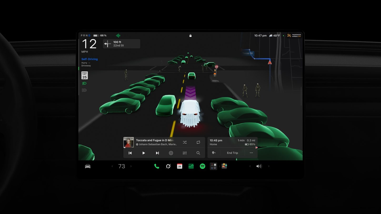 Écran central Tesla en conduite avec l'avatar fantôme et les véhicules environnants affichés en vert