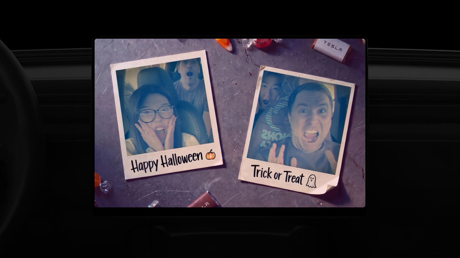 Photobooth Tesla version Halloween avec deux clichés façon instantané légendés Happy Halloween et Trick or Treat
