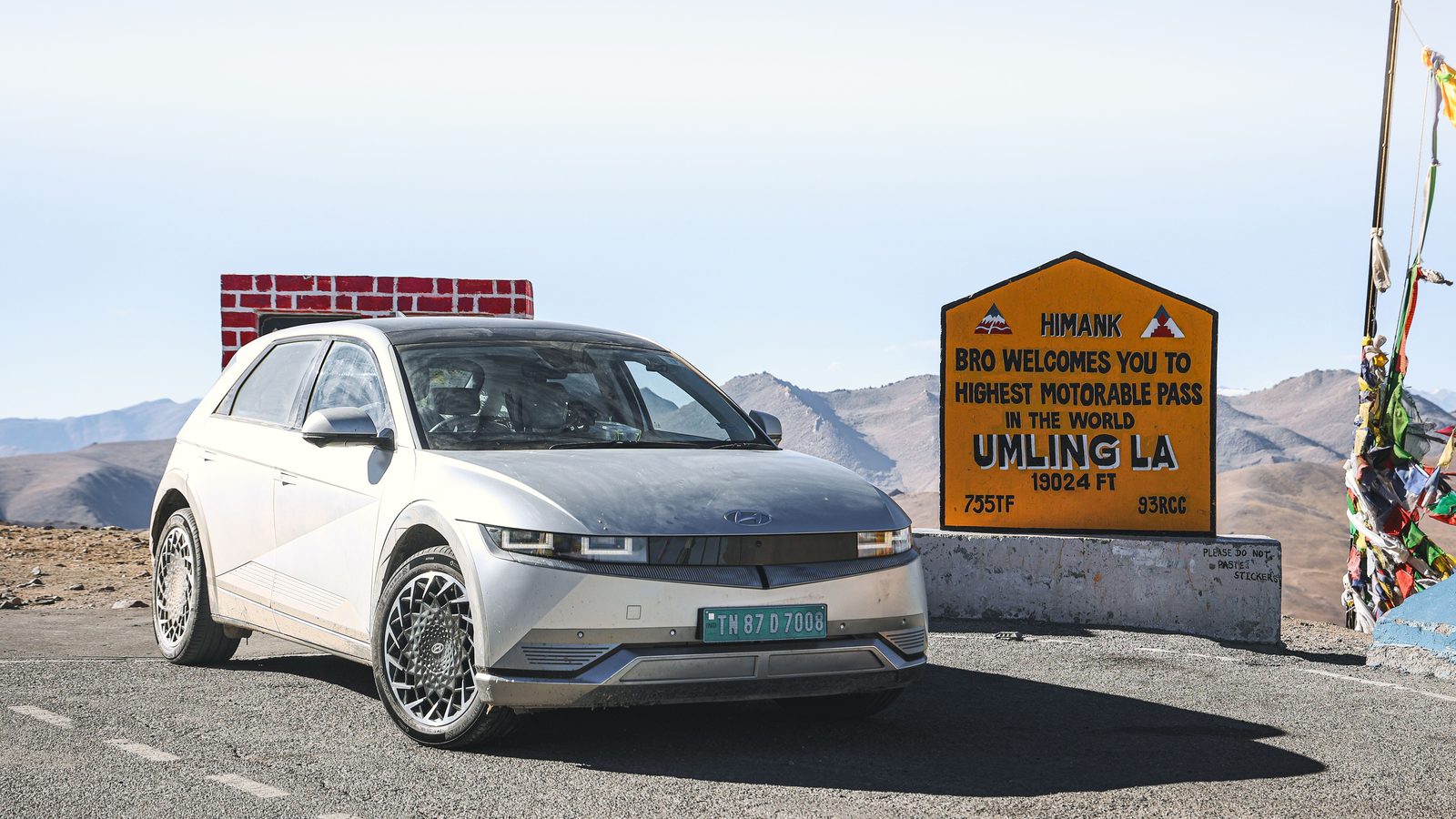 Hyundai IONIQ 5 arrêtée devant le panneau du col d'Umling La lors du parcours d'altitude en Inde