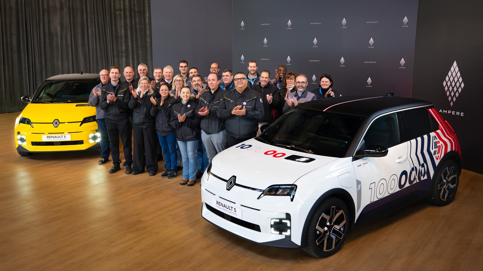 Les équipes de l'usine Renault de Douai posent devant deux Renault 5 E-Tech electric