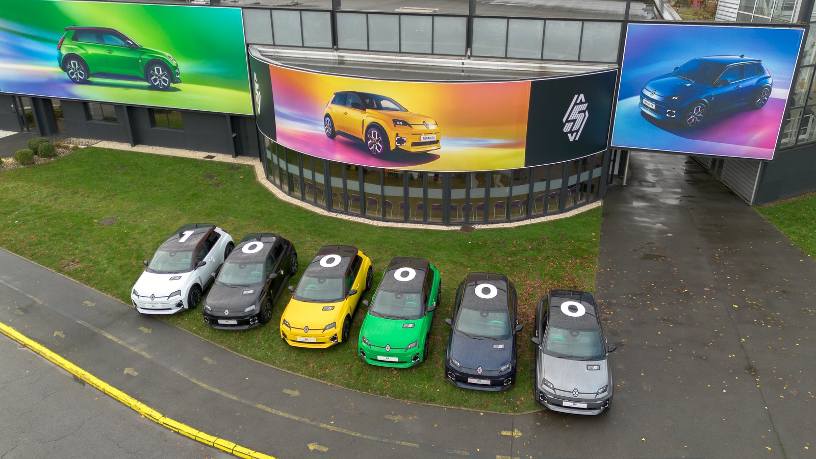 Vue aérienne de six Renault 5 E-Tech electric de couleurs différentes alignées devant le site de Douai