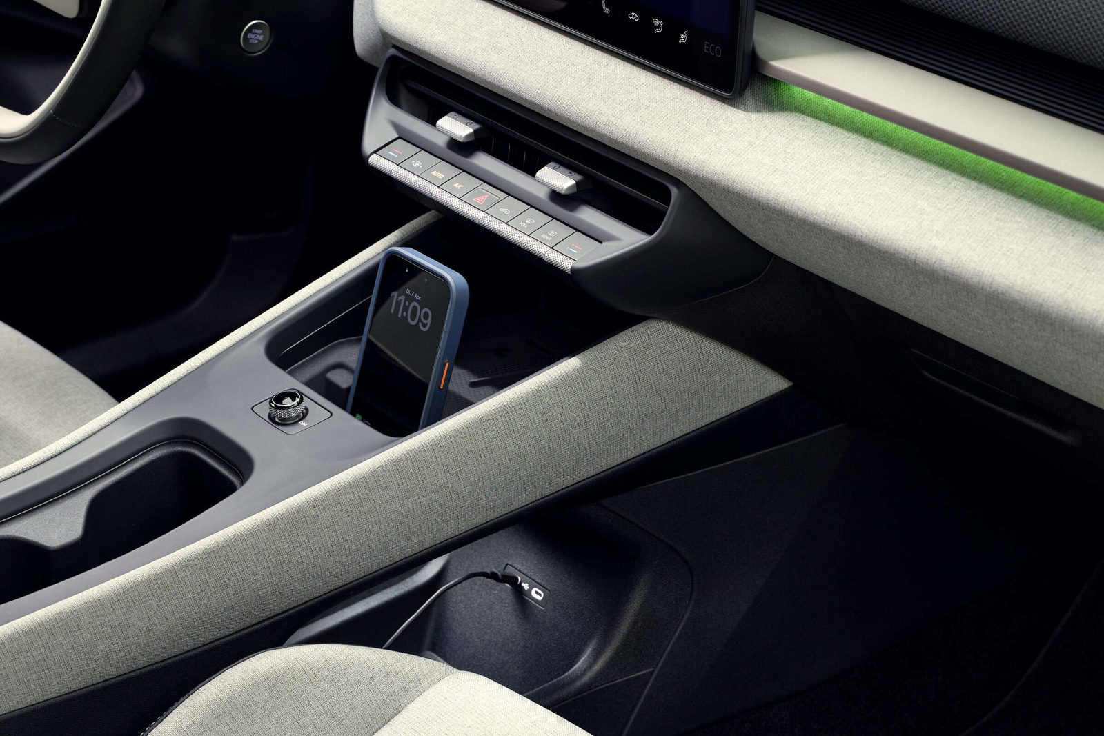 Habitacle du Volkswagen ID. Cross avec double écran horizontal, planche de bord habillée de tissu et console centrale